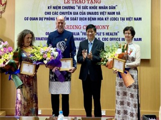Trao tặng Kỷ niệm chương “Vì sức khỏe nhân dân” cho các chuyên gia nước ngoài